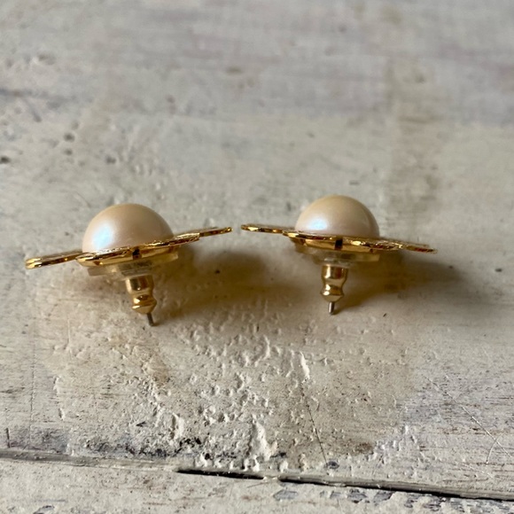 Vintage Retro Pearl Flower Stud Earrings - Picture 3 of 10